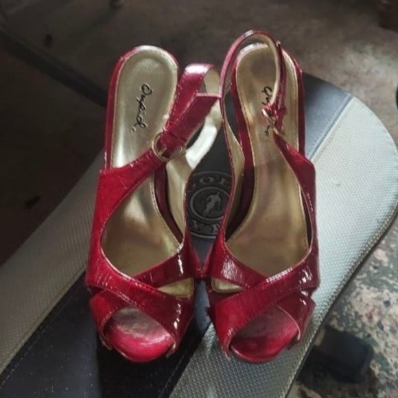 Qupid red leather like strap open toe high heels with faux wood accent - Picture 3 of 7